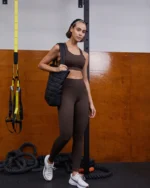 Conjunto Dara fitness feminino com top e calça escura em Infraboost