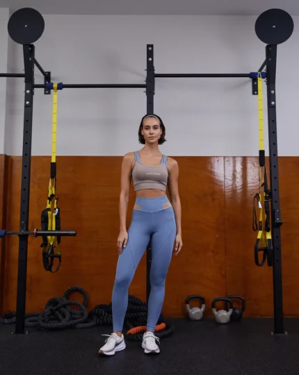 Conjunto Lavinia fitness feminino azul com top claro e calça em Fitmax New