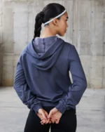 Casaco Taimara fitness feminino azul com capuz em Essence Felpado